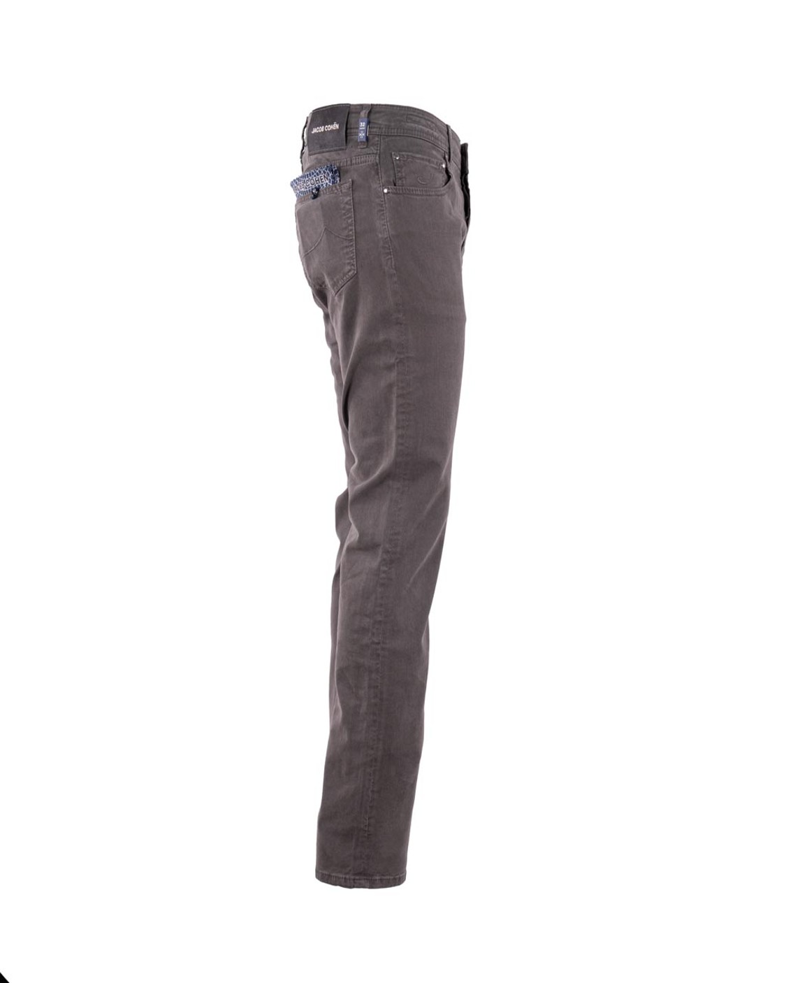 shop JACOB COHEN  Pantalone: Jacob Cohen pantaloni 5 tasche Bard.
Regular-slim fit.
Vita media.
Tessuto diagonale di lyocell e cotone stretch tinto in capo tortora.
Salpa in pelle scamosciata marrone e panna con pattern a laser. Logo ricamato.
Bottone smaltato opaco con motivo circolare e logo 3D, finitura terra.
Include bandana con stampa mosaico e rocchetto di filo.
Patta interna ricamata con nome del pantalone e citazione del fondatore.
Composizione: 49% lyocell, 49% cotone, 2% elastan/spandex.
Made in Italy.. QE004 S4216-C35 number 7843908